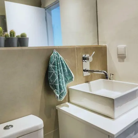 Stylish & Modern Near The Beach *