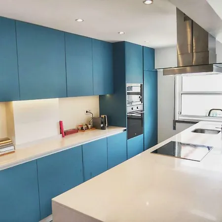 Stylish & Modern Near The Beach